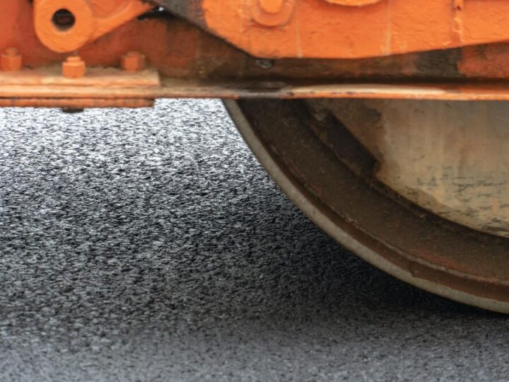 Bezpieczniejsza droga w Rożnowej: Nowa nawierzchnia dla mieszkańców!