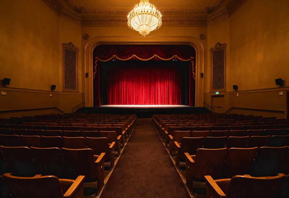 Kochajmy skowronki: Teatr Bagatela wciąga w świat talent show!