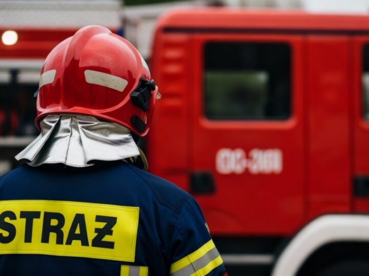 Nowi strażacy w Krakowie: Uroczystość awansów i ślubowania w duchu patriotyzmu