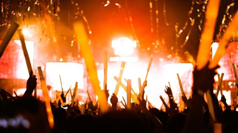 Świąteczna magia w Krzeszowicach: Radość, tradycja i muzyka na rynku