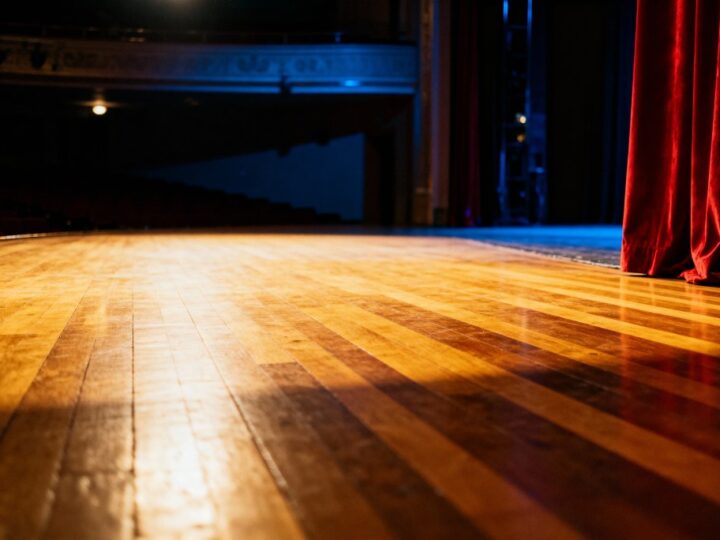 Teatralna magia w Dworu Czeczów: Bajka, która uczy i bawi