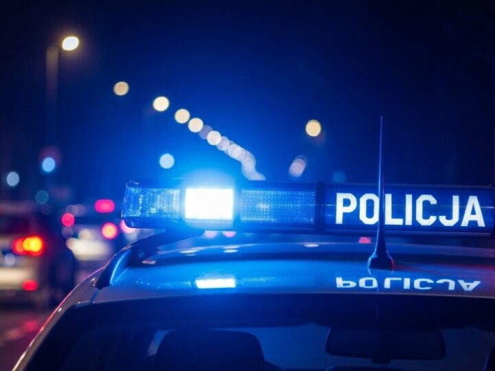 Policjanci zatrzymali poszukiwanego mężczyznę z narkotykami na ulicach Nowego Targu