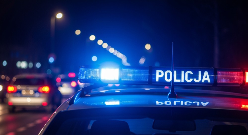 Policjanci zatrzymali poszukiwanego mężczyznę z narkotykami na ulicach Nowego Targu