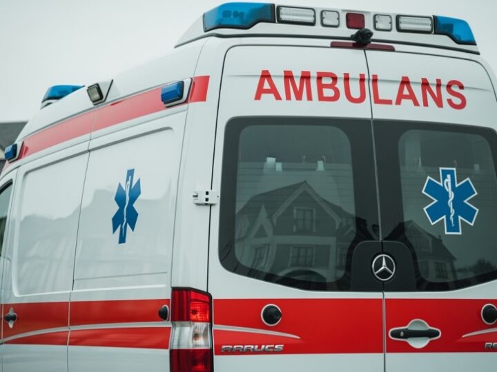 Policja odnajduje zaginioną seniorkę w mroźną noc, ratując jej życie