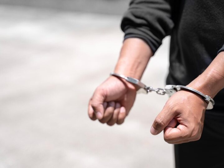 Zuchwałe kradzieże w perfumerii: 25-latka w rękach policji!