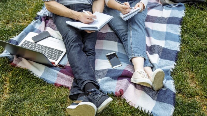 Technologiczna rewolucja w szkołach Powiatu Krakowskiego: 222 laptopy i 124 tablety dla uczniów