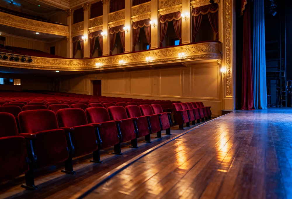 Komiczny weekend w Teatrze Praska: Odkryj śmiech i emocje!