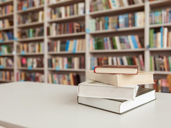 Zimowe przygody z psami: twórcze ferie w bibliotece!