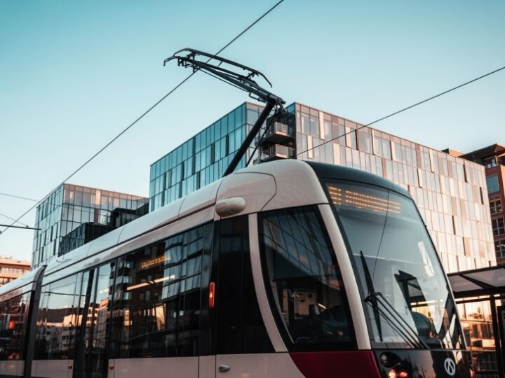 Agresywny pasażer tramwaju zatrzymany po nocnym incydencie w Krakowie