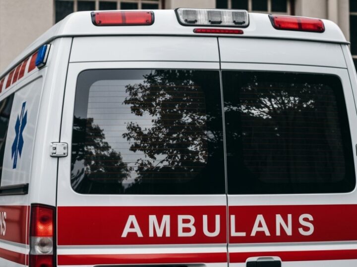 Krakowscy Dzielnicowi promują bezpieczeństwo na lodowisku w Parku Jordana podczas zimowych ferii