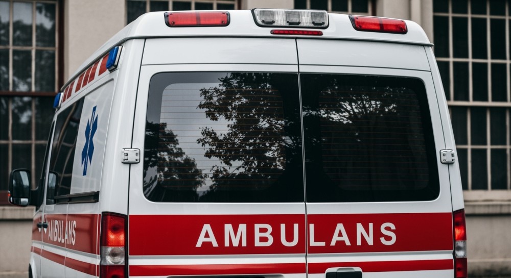 Krakowscy Dzielnicowi promują bezpieczeństwo na lodowisku w Parku Jordana podczas zimowych ferii