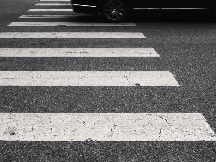 Matka przypadkowo zatrzasnęła się na zewnątrz, zostawiając dziecko w domu