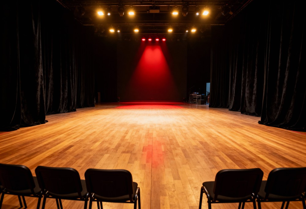 Śmiech i radość podczas „Oberży pod Złamanym Groszem” w Ośrodku Ruczaj