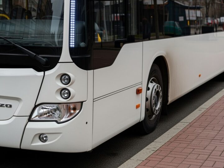 Tańsze bilety dla krakowian: Nowe zasady komunikacji miejskiej od marca