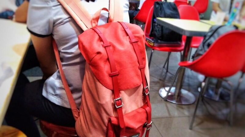 Kibicuj z klasą: Młodzieżowe lekcje odpowiedzialności na sportowych trybunach