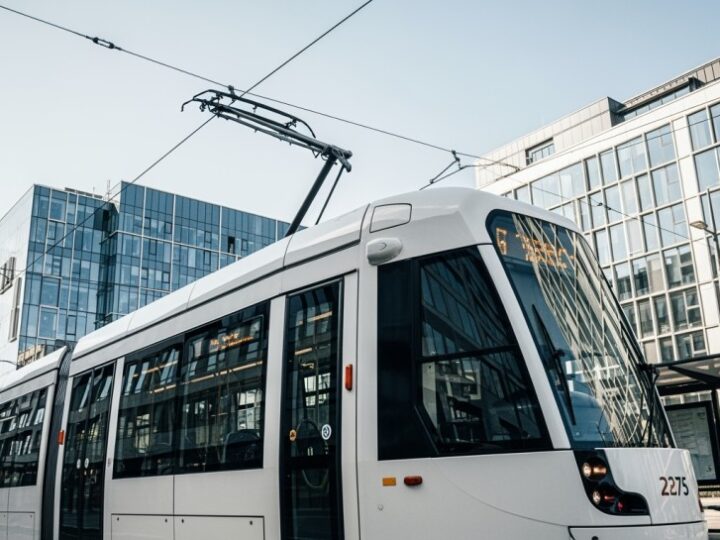 Zimowy strażnik krakowskich torów: tramwaj, który walczy z lodem