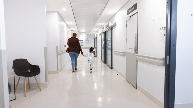 Tymczasowe wstrzymanie oddziałów w szpitalu Narutowicza, pacjenci wciąż pod opieką