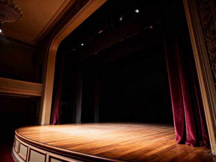 Odkryj Kobiecość: Emocje i Taniec w „Sześciu Twarzach Kobiety”