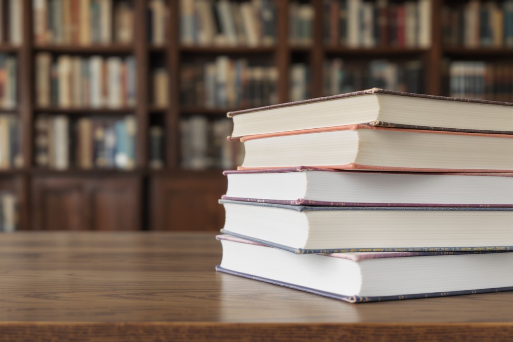 Młodzi Czytelnicy w Wieliczce: Odkryj „Psa w czasach zarazy”!