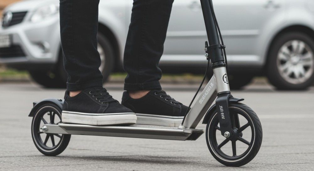 Hulajnogi elektryczne pod kontrolą: Nowe przepisy na drogach od marca 2026!