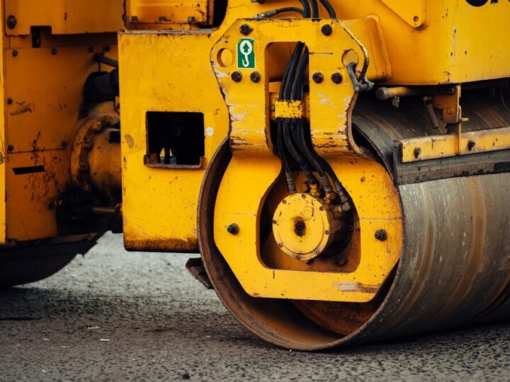 Nowe oblicze krakowskich osiedli: Wiosenne inwestycje w drogi i chodniki