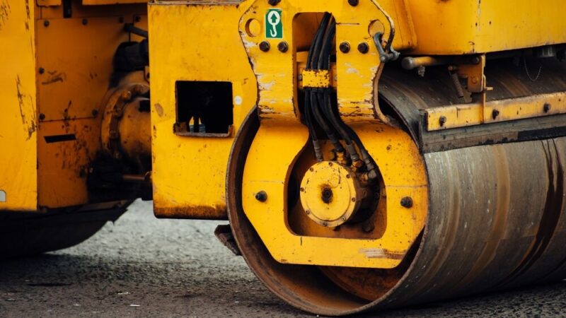 Nowe oblicze krakowskich osiedli: Wiosenne inwestycje w drogi i chodniki