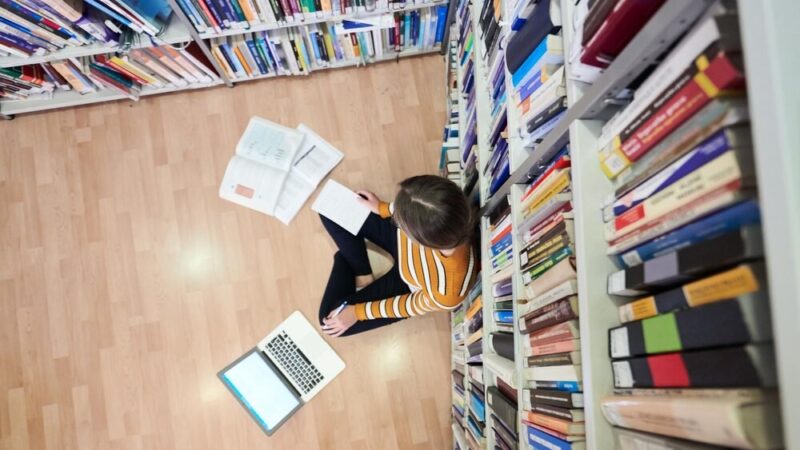 Kibicuj z klasą: Edukacyjne warsztaty o kulturze kibicowania w Książu Wielkim