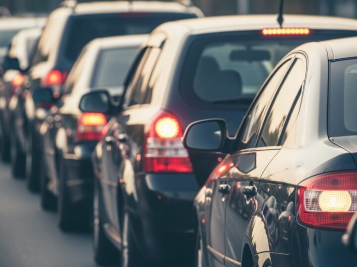 Niedzielne zmiany w komunikacji miejskiej – bądź gotowy na utrudnienia!