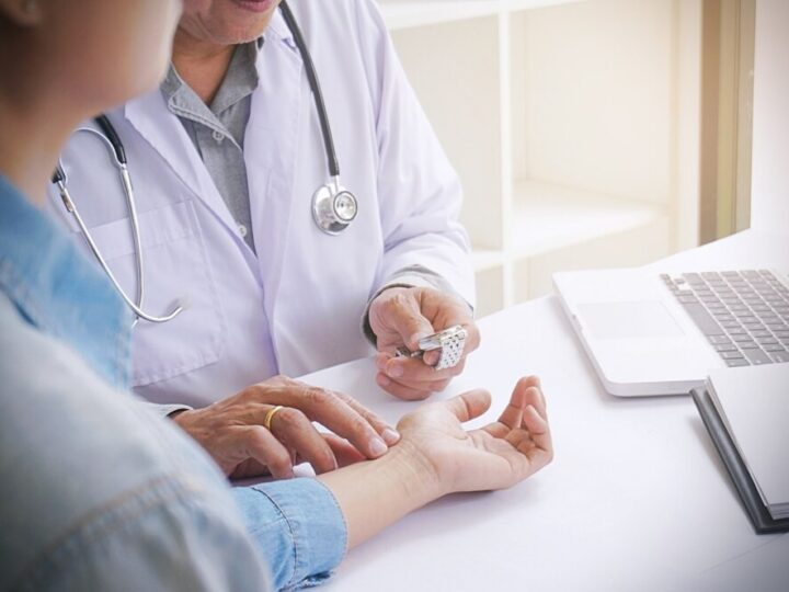 Edukacja seniorów w Krakowie: jak chronić się przed oszustwami?