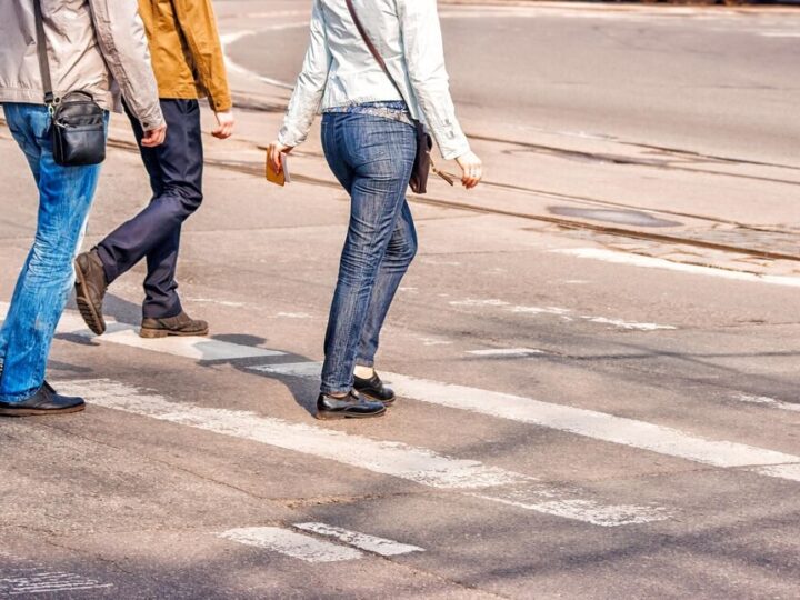 Policjanci uczą przedszkolaki bezpieczeństwa na drodze w Krakowie