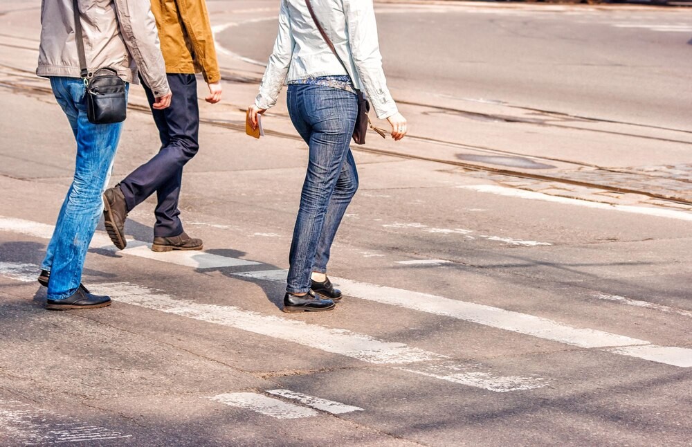 Policjanci uczą przedszkolaki bezpieczeństwa na drodze w Krakowie