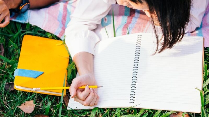 Krakowscy policjanci edukują młodzież w walce z uzależnieniami i zagrożeniami w sieci