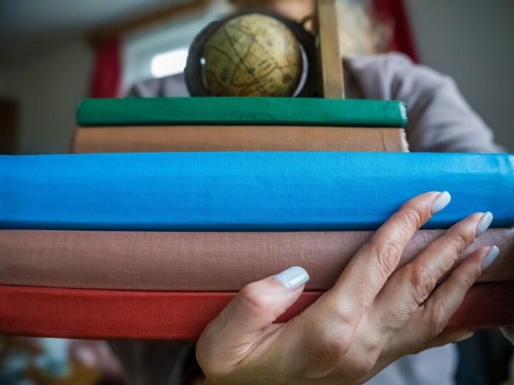 Krakowska policja uczy dzieci bezpiecznego poruszania się po drogach w Niepołomicach