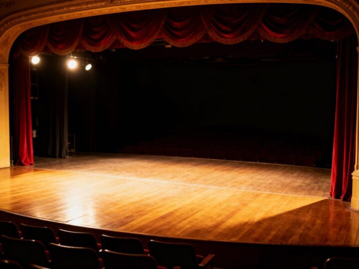 Nowa odsłona „Ślubów panieńskich” – energia i humor na Krakowskich Miniaturach Teatralnych