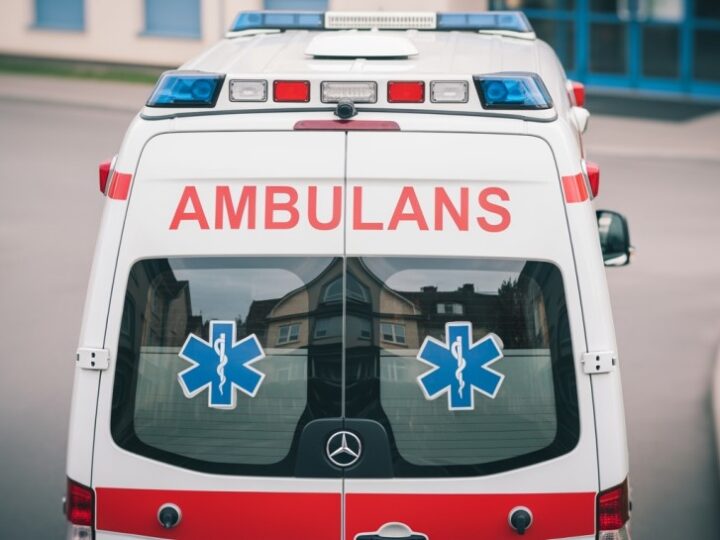 Policjanci z Krakowa ratują życie seniorki podczas powrotu ze służby