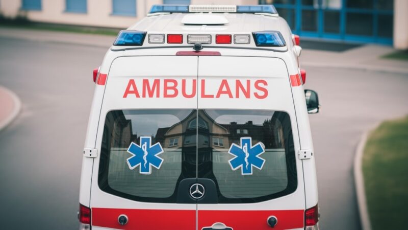 Policjanci z Krakowa ratują życie seniorki podczas powrotu ze służby