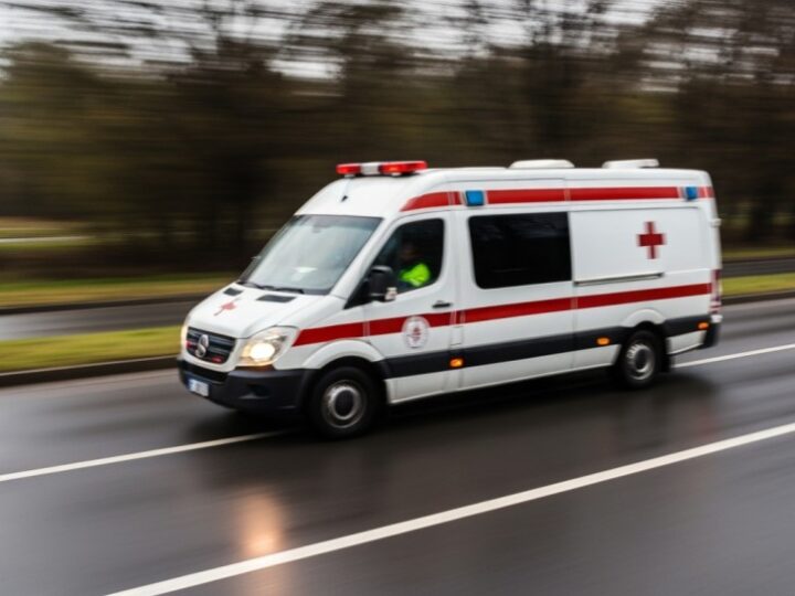 Nastolatkowie zareagowali na kryzys emocjonalny kobiety w lesie