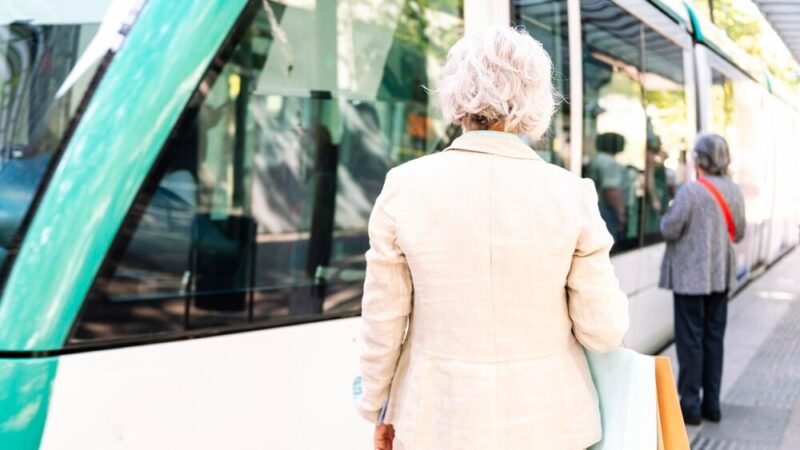 Zabytkowe tramwaje i autobusy w Krakowie – odkryj magię Nocy Muzeów!