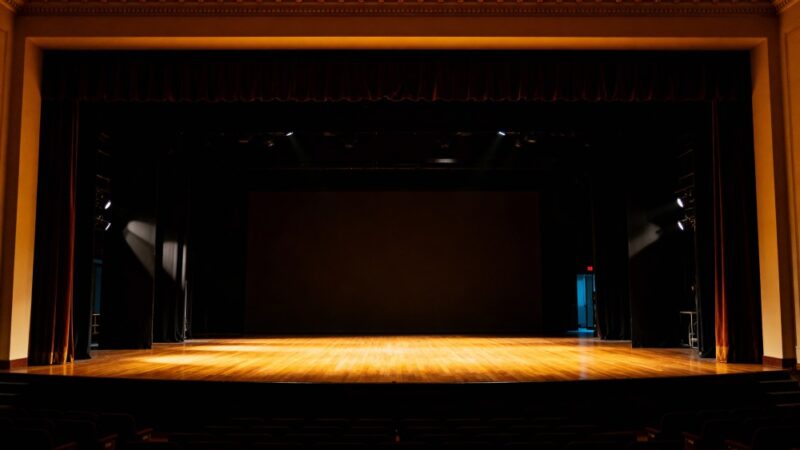 Krakowskie Miniatury Teatralne: Emocje i sztuka w letnich nocach!