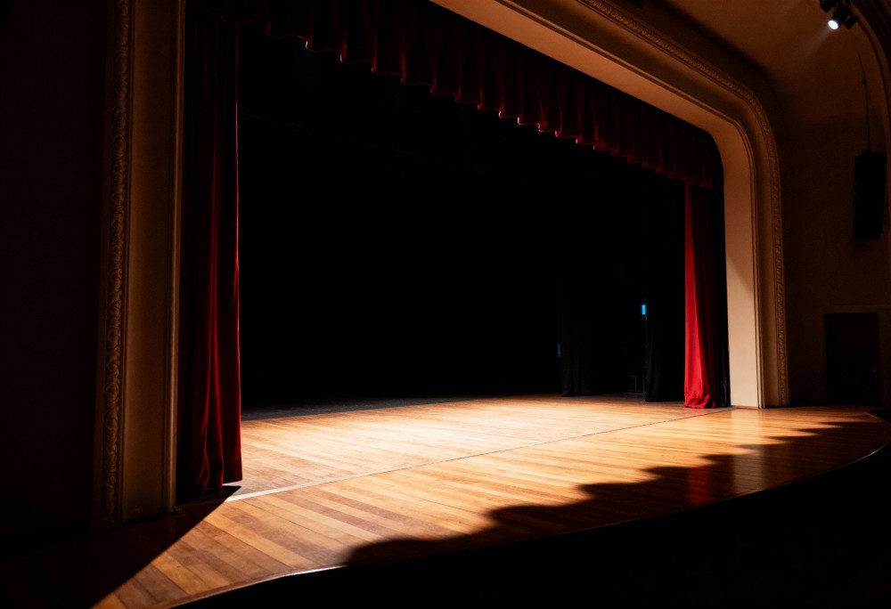 Miłość w Krakowskim Pensjonacie: Teatralna Opowieść o Przypadkowych Spotkaniach