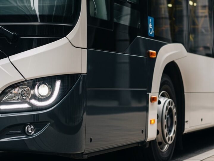 Zabytkowe autobusy na linii 584 – podróż w czasie po Krakowie!