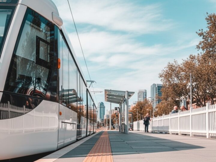 Kraków w podróży w czasie: Zabytkowe autobusy i tramwaje znów na ulicach!