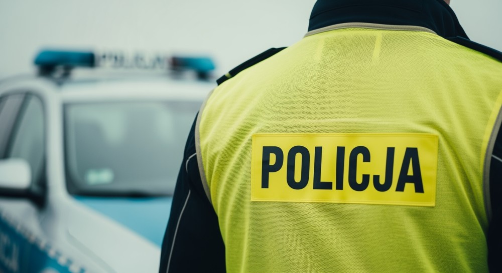 Pijany kierowca z dzieckiem w aucie rozbił się o bramę posesji