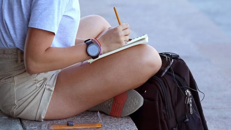 Bezpieczne Dzieci w Erze Cyfrowej: Policja Edukuje Rodziców i Uczniów