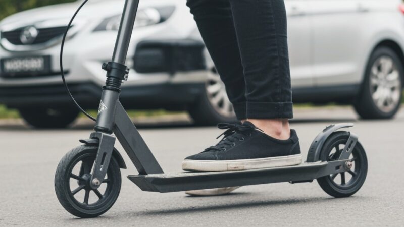 Hulajnoga elektryczna: Bezpieczeństwo na pierwszym miejscu, apel olkuskiej policji