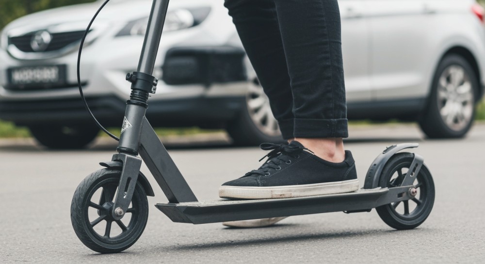 Hulajnoga elektryczna: Bezpieczeństwo na pierwszym miejscu, apel olkuskiej policji