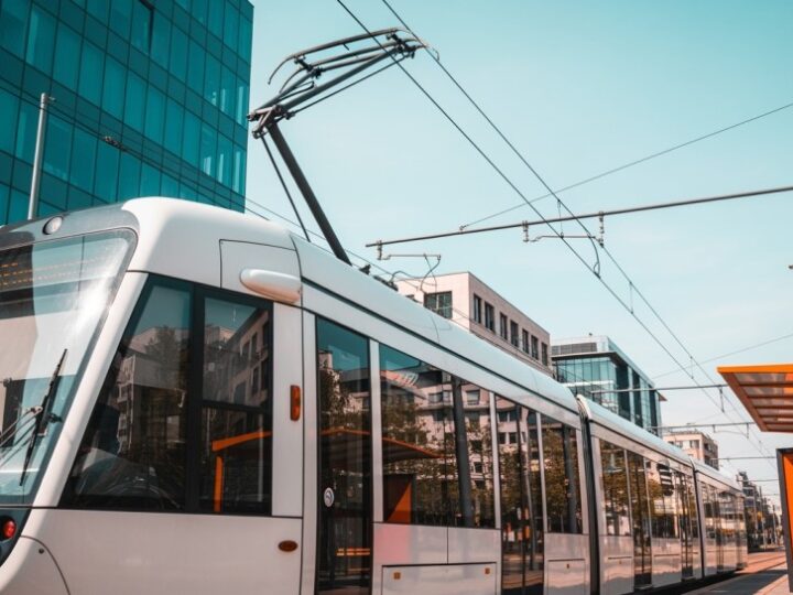 Kraków ożywa: Niezapomniana podróż zabytkowymi tramwajami i autobusami!