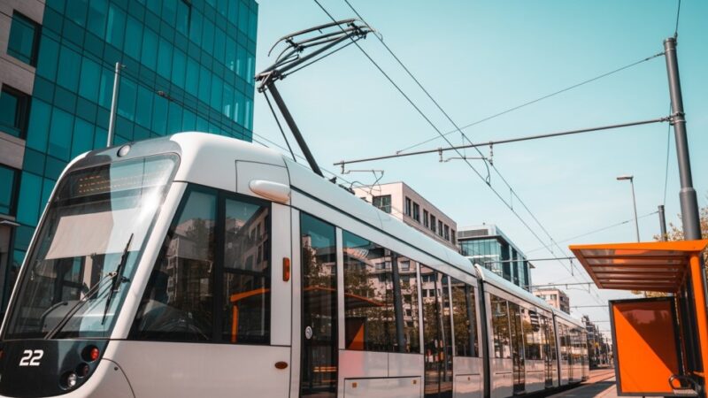 Kraków ożywa: Niezapomniana podróż zabytkowymi tramwajami i autobusami!