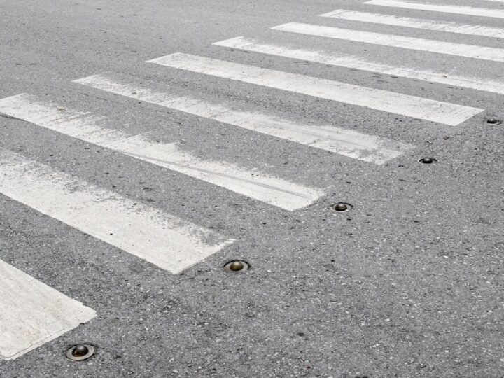 Groźny wypadek w Myślenicach: Motocyklista na przejściu potrącił pieszego