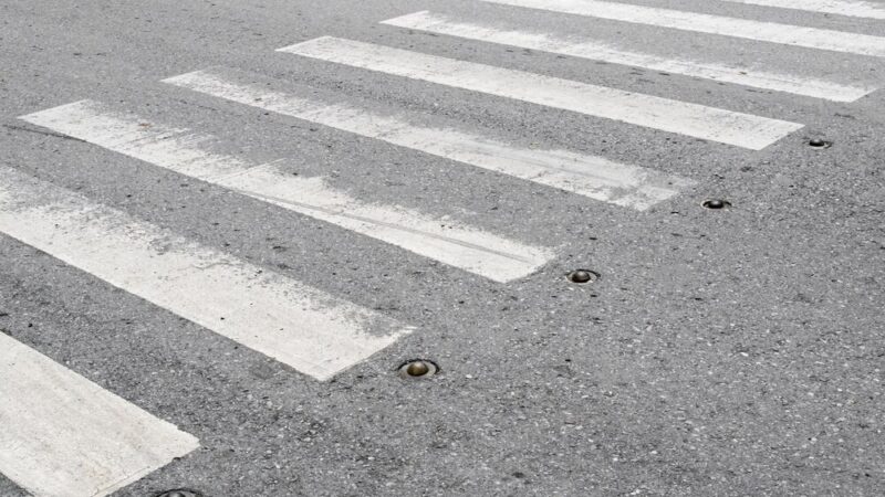 Groźny wypadek w Myślenicach: Motocyklista na przejściu potrącił pieszego
